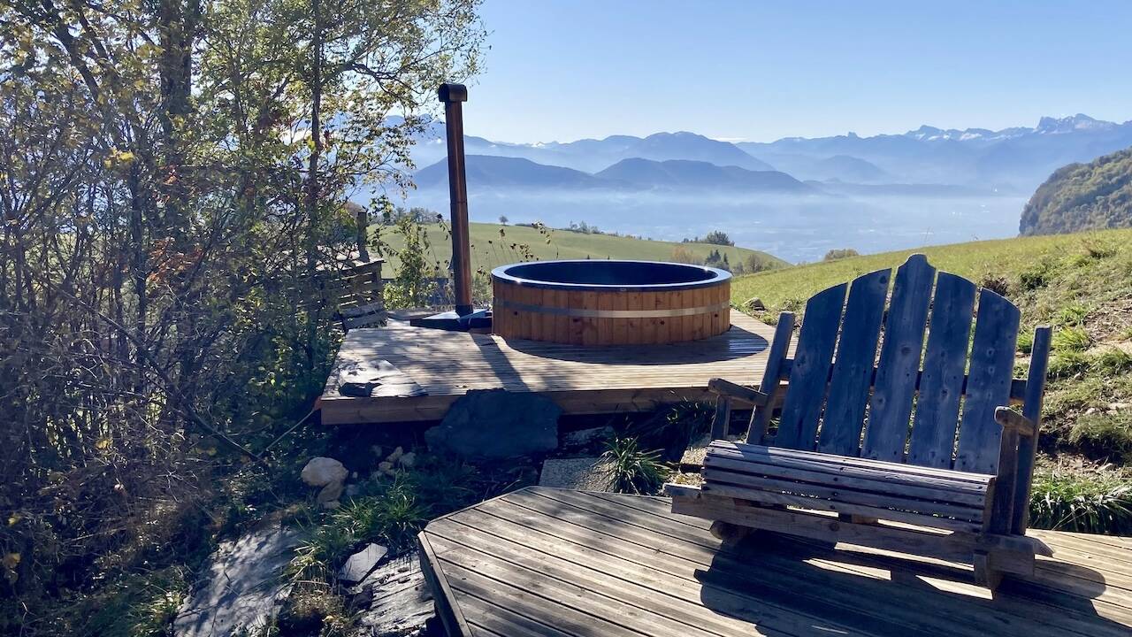 Bain nordique en bois installé dans un jardin