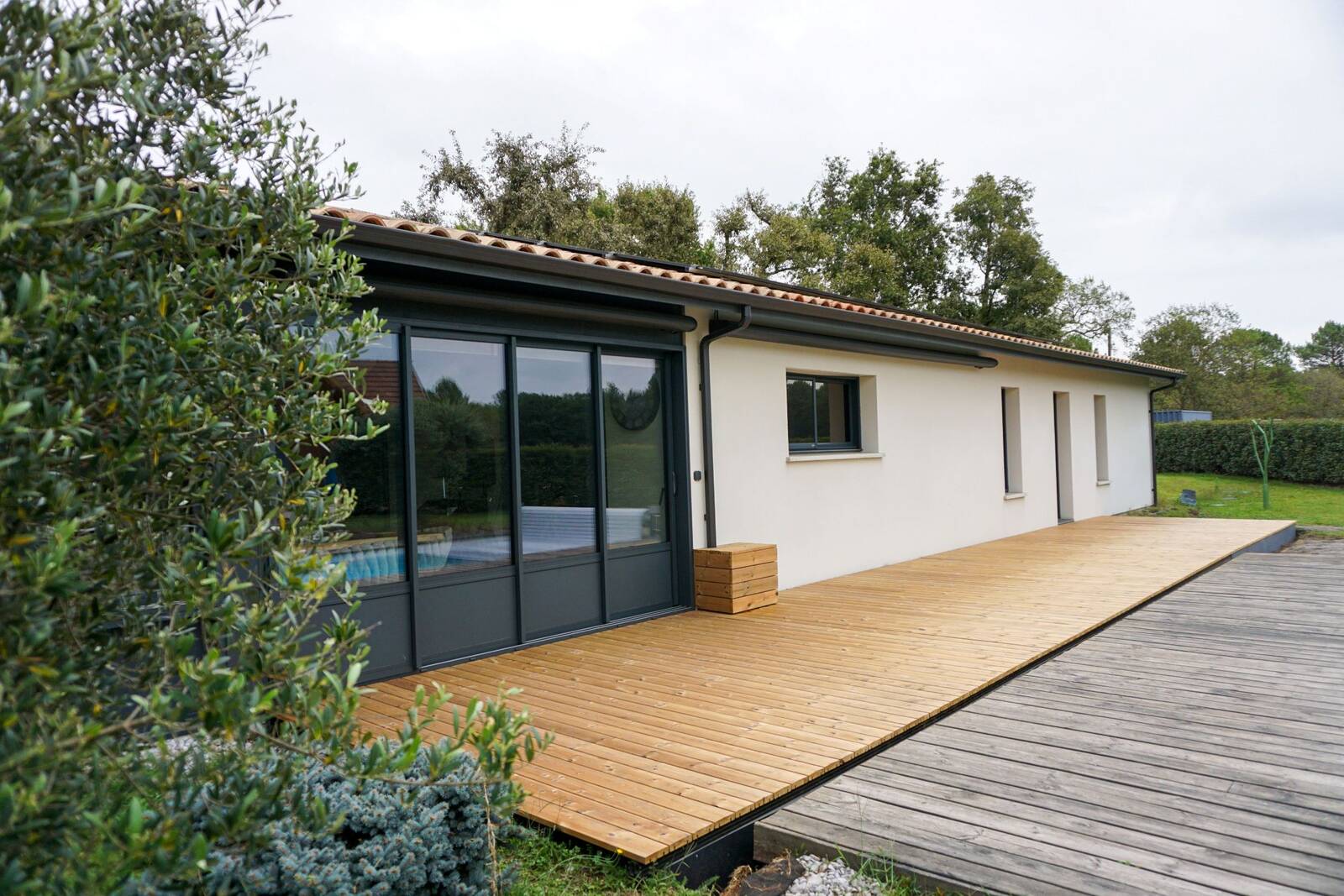 Terrasse en bois design qui stocke l’eau de pluie